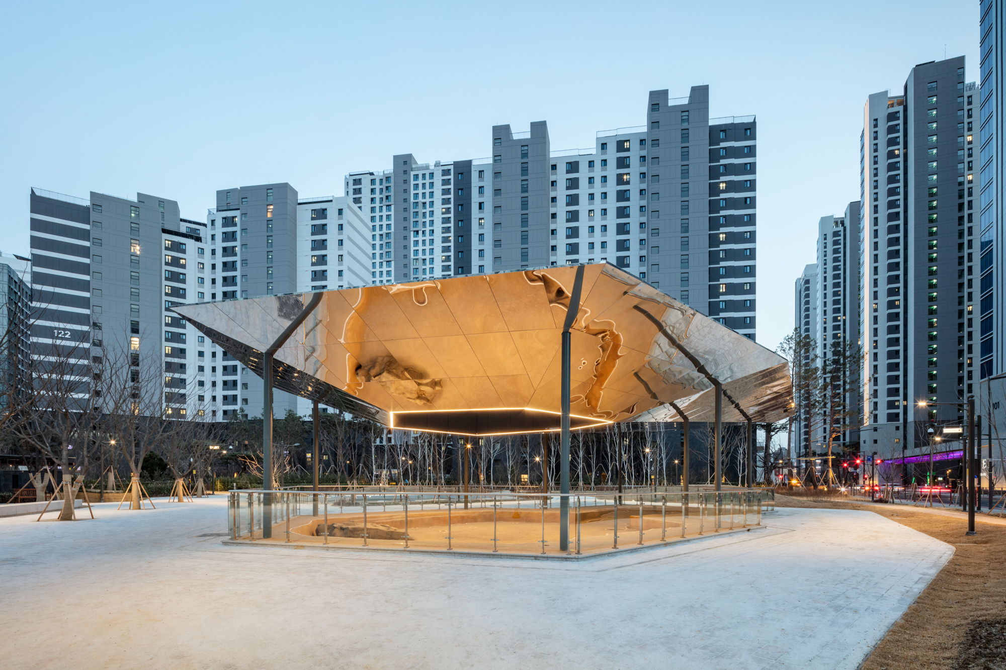Floating Ground: A Landmark that Disappears (2)