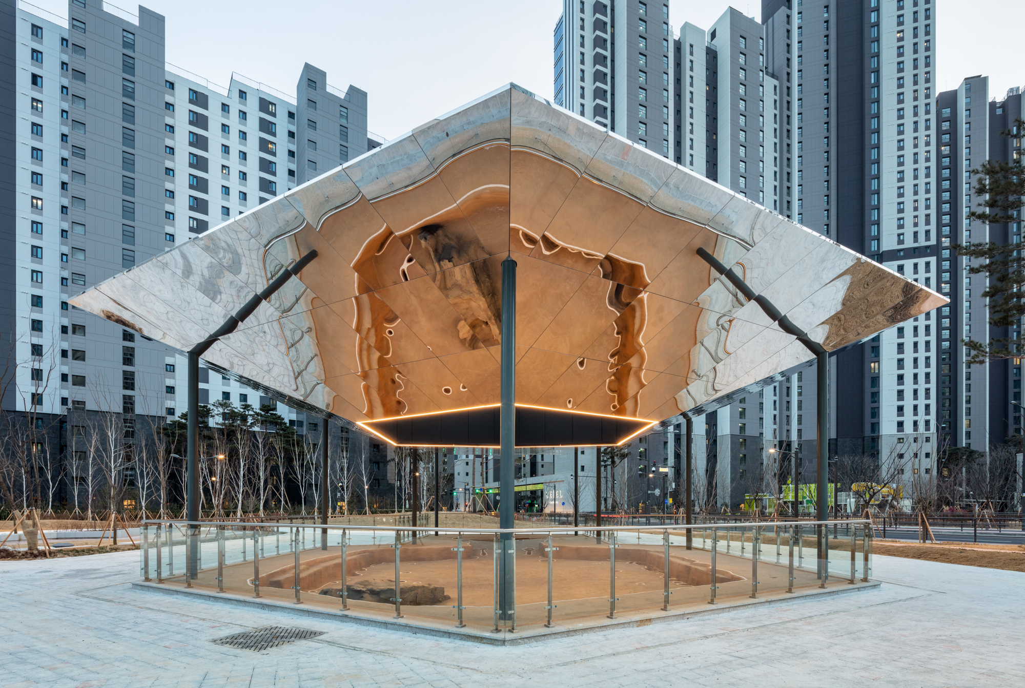 Floating Ground: A Landmark that Disappears (3)