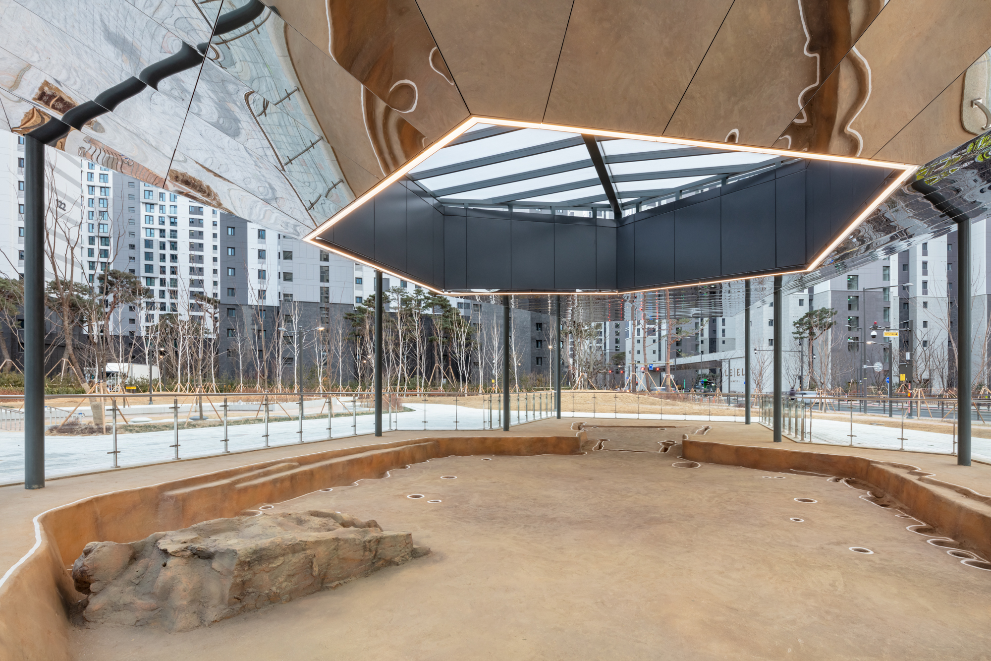 Floating Ground: A Landmark that Disappears (5)